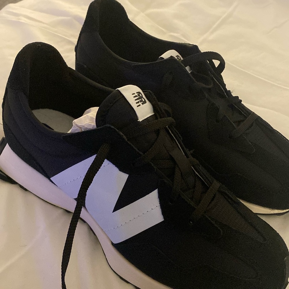 NB Kids Black/White. I meant to buy the ones with the brown rubber sole.
